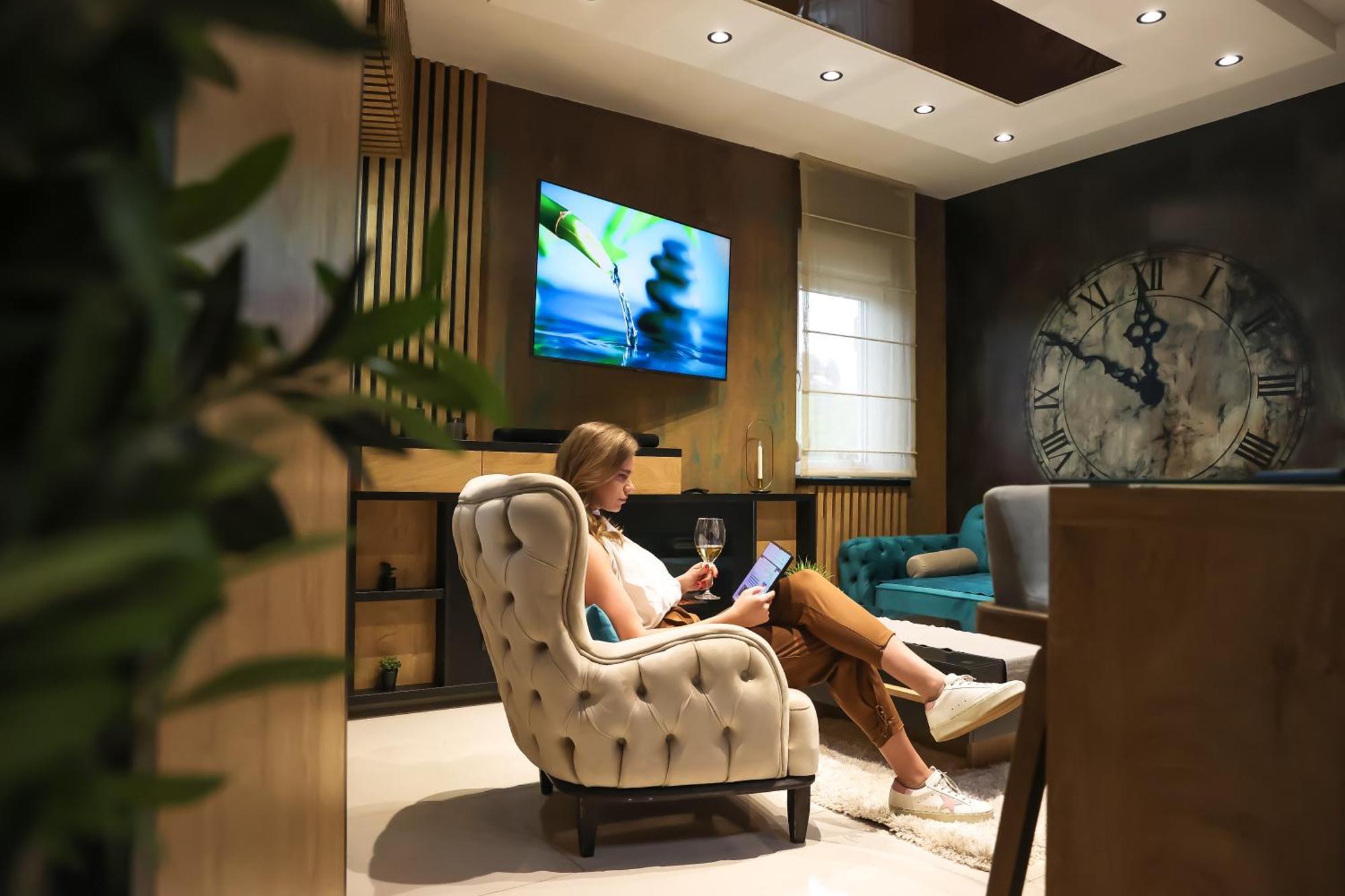 Design Apartment Platinium Spa Lux 5 Star "Havana" Completely Private Wellness & Spa Free Included Sauna & Jacuzzi & Salt Wall & Fire Place & 3D Ceilings & Business Wifi & Netflix & Keyless Code Entry & Full Smart App & Secure 2 Parking Place Cuprija Exterior photo