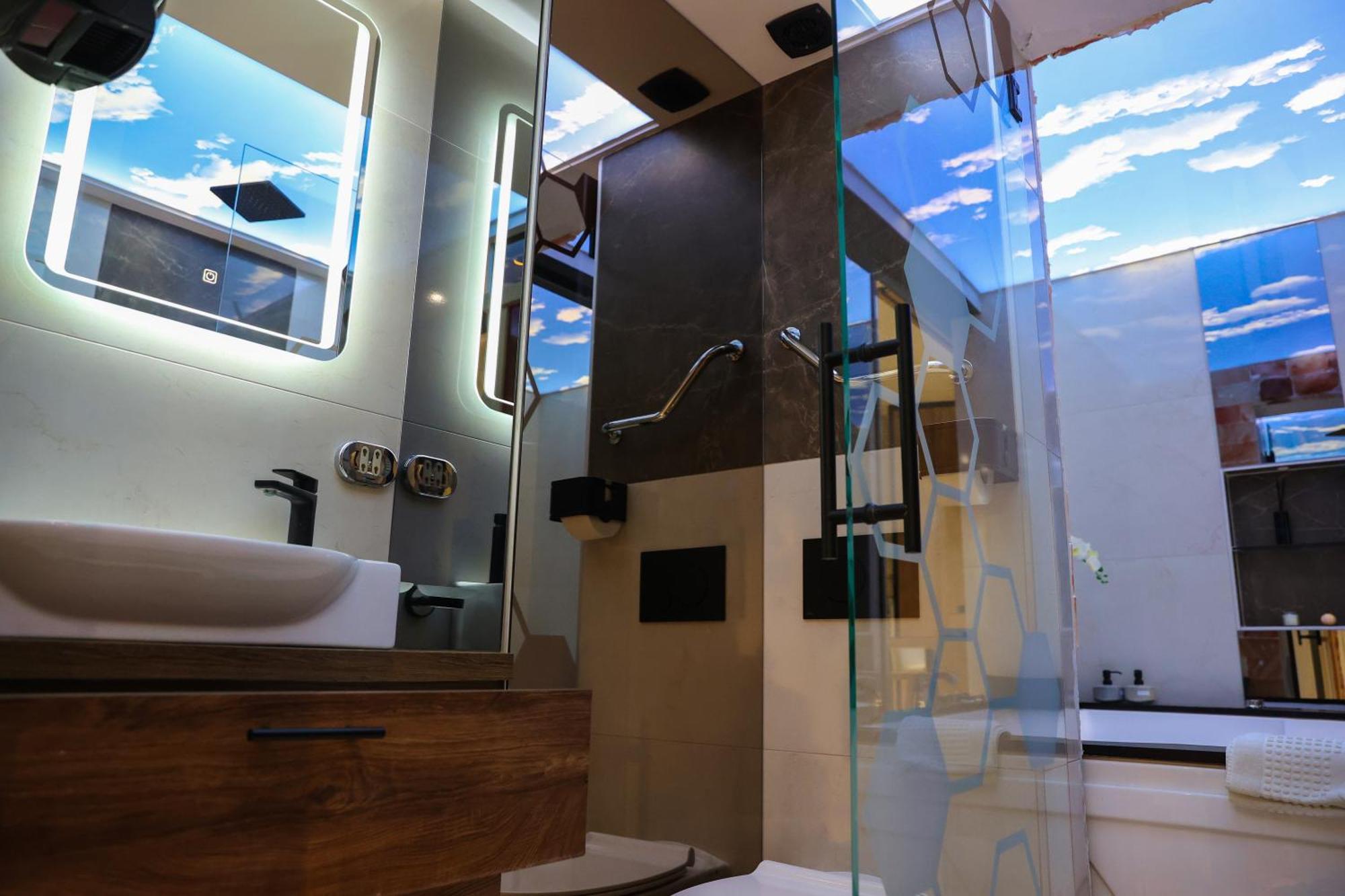 Design Apartment Platinium Spa Lux 5 Star "Havana" Completely Private Wellness & Spa Free Included Sauna & Jacuzzi & Salt Wall & Fire Place & 3D Ceilings & Business Wifi & Netflix & Keyless Code Entry & Full Smart App & Secure 2 Parking Place Cuprija Exterior photo